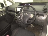 Цена авто Toyota Voxy с аукционов Японии, номер кузова ZRR70W, пробег 118 000, оценка 2