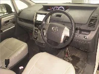 Цена авто Toyota Voxy с аукционов Японии, номер кузова ZRR70W, пробег 131 000, оценка 2