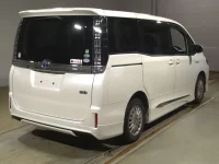 Цена авто Toyota Voxy с аукционов Японии, номер кузова ZWR80G, пробег 112 000, оценка 2