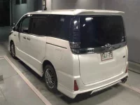 Цена авто Toyota Voxy с аукционов Японии, номер кузова ZWR80W, пробег 104 000, оценка 2