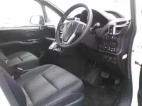Цена авто Toyota Voxy с аукционов Японии, номер кузова ZWR80W, пробег 104 000, оценка 2