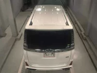 Цена авто Toyota Voxy с аукционов Японии, номер кузова ZWR80W, пробег 104 000, оценка 2
