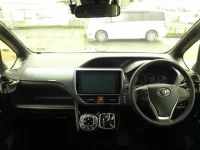 Цена авто Toyota Voxy с аукционов Японии, номер кузова ZWR80W, пробег 104 000, оценка 2