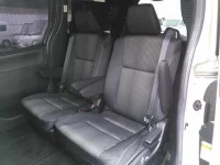 Цена авто Toyota Voxy с аукционов Японии, номер кузова ZWR80W, пробег 104 000, оценка 2