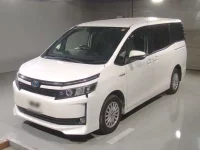 Цена авто Toyota Voxy с аукционов Японии, номер кузова ZWR80G, пробег 182 000, оценка 7