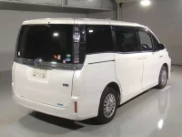 Цена авто Toyota Voxy с аукционов Японии, номер кузова ZWR80G, пробег 182 000, оценка 7