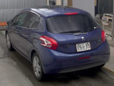 PEUGEOT 208
