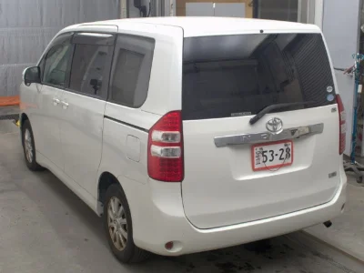 TOYOTA NOAH