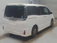 Цена авто Toyota Voxy с аукционов Японии, номер кузова ZRR80W, пробег 140 000, оценка 2