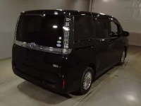 Цена авто Toyota Voxy с аукционов Японии, номер кузова ZWR80G, пробег 176 000, оценка 7
