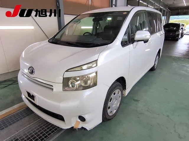 Toyota Voxy  с аукциона в Японии