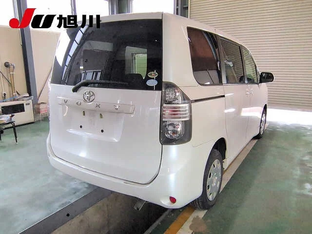 Toyota Voxy  с аукциона в Японии