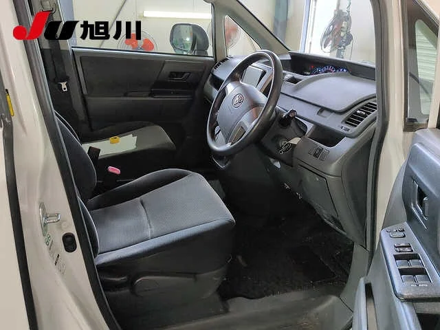 Toyota Voxy  с аукциона в Японии