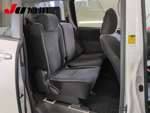 Toyota Voxy  с аукциона в Японии