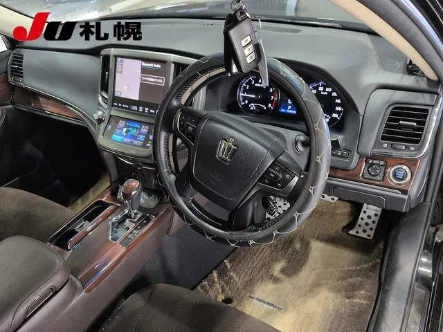 Toyota Crown  с аукциона в Японии