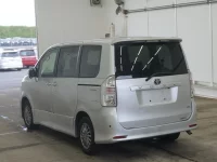Цена авто Toyota Voxy с аукционов Японии, номер кузова ZRR70W, пробег 150 000, оценка 7