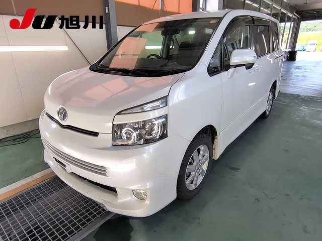Toyota Voxy  с аукциона в Японии