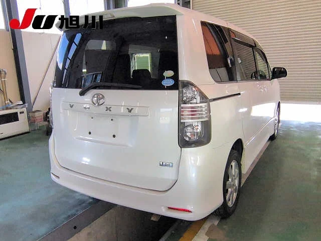 Toyota Voxy  с аукциона в Японии
