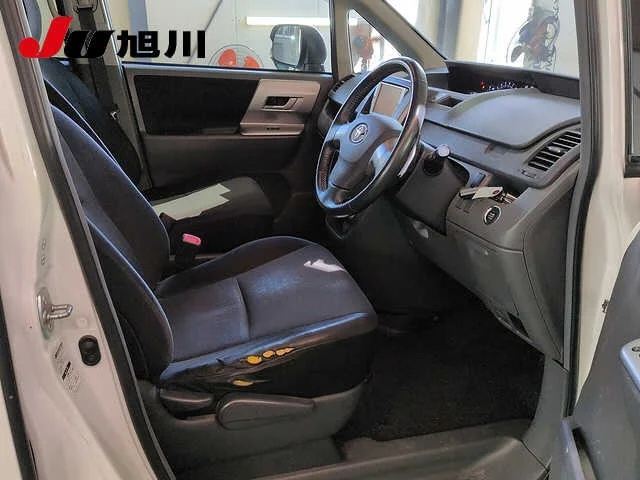 Toyota Voxy  с аукциона в Японии