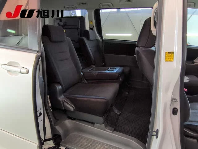 Toyota Voxy  с аукциона в Японии
