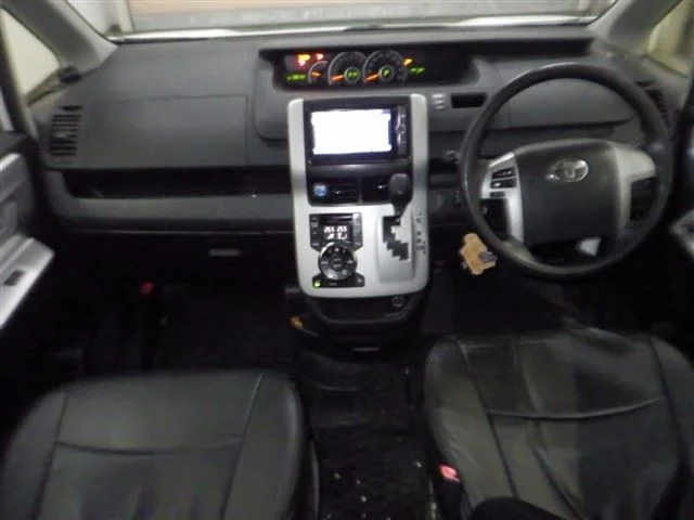 Toyota Voxy 4WD Z, миниатюра 3