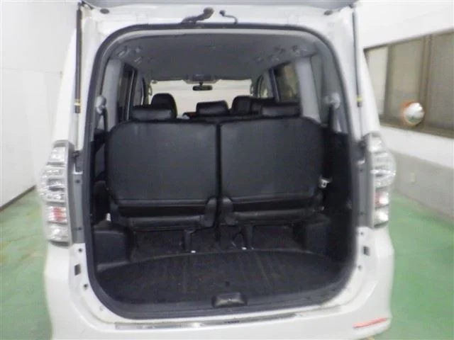 Toyota Voxy 4WD Z, миниатюра 5