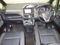 Цена авто Toyota Voxy с аукционов Японии, номер кузова ZRR85W, пробег 171 000, оценка 4