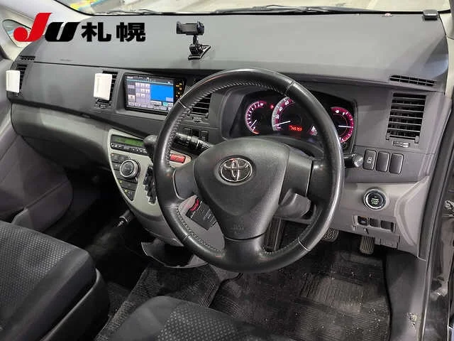 Toyota Isis  с аукциона в Японии