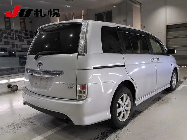 Toyota Isis  с аукциона в Японии