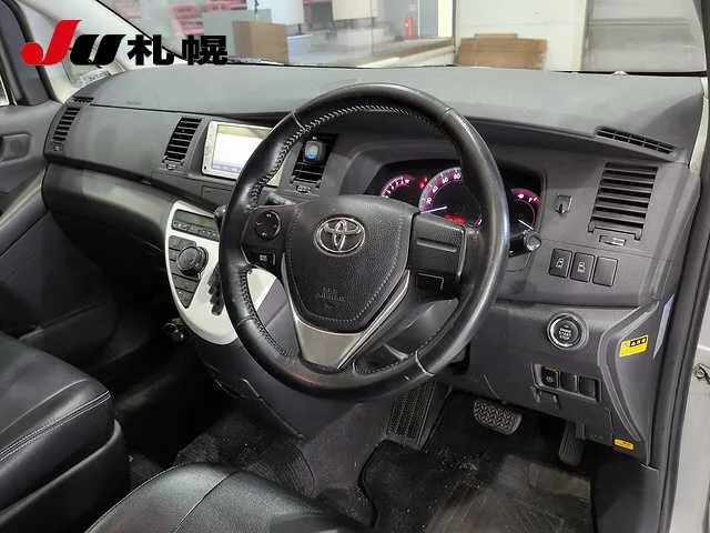 Toyota Isis  с аукциона в Японии
