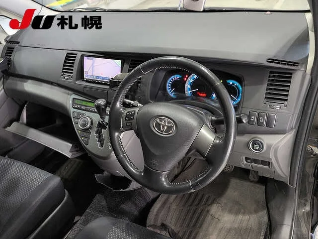 Toyota Isis  с аукциона в Японии
