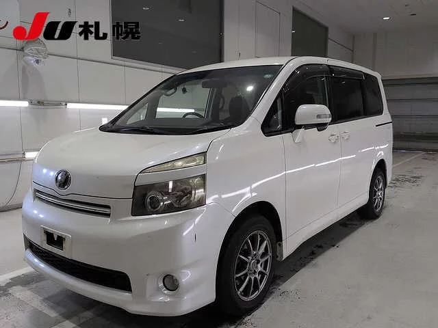 Toyota Voxy  с аукциона в Японии