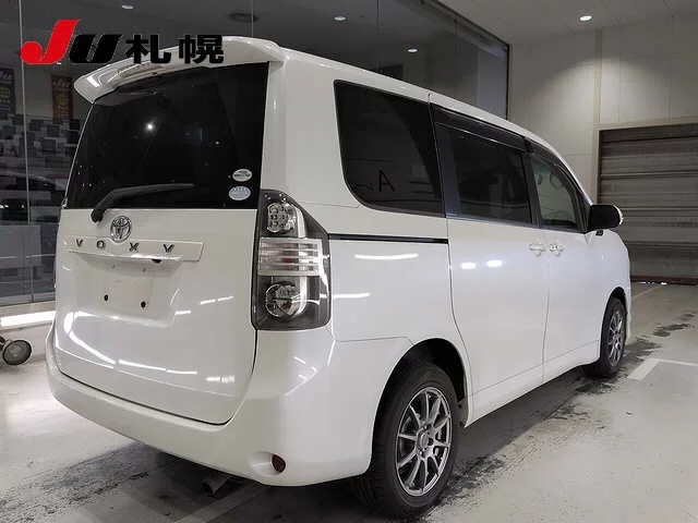 Toyota Voxy  с аукциона в Японии