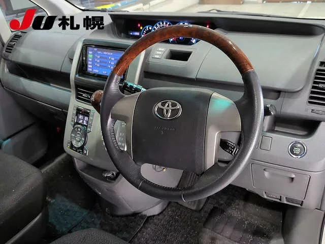 Toyota Voxy  с аукциона в Японии