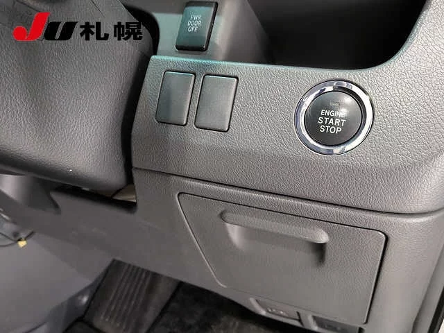 Toyota Voxy  с аукциона в Японии