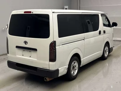 TOYOTA HIACE VAN