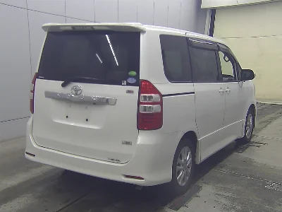 TOYOTA NOAH