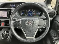 Цена авто Toyota Voxy с аукционов Японии, номер кузова ZWR80G, пробег 76 000, оценка 6