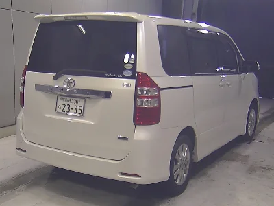 TOYOTA NOAH