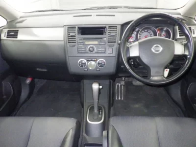 NISSAN TIIDA