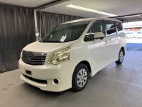 Цена авто Toyota Noah с аукционов Японии, номер кузова ZRR70G, пробег 121 000, оценка 6