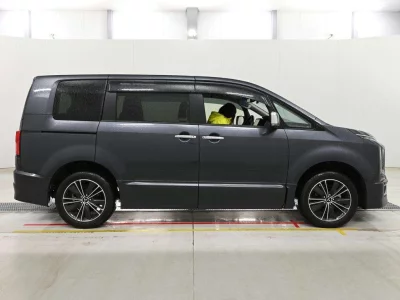 MITSUBISHI DELICA D5