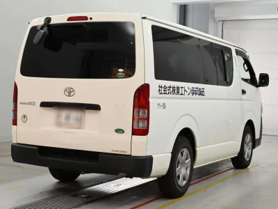 TOYOTA HIACE VAN