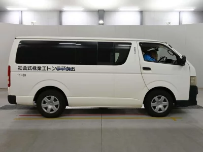 TOYOTA HIACE VAN