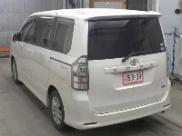 Цена авто Toyota Voxy с аукционов Японии, номер кузова ZRR70W, пробег 100 000, оценка 2