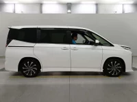 Цена авто Toyota Voxy с аукционов Японии, номер кузова ZWR90W, пробег 24 000, оценка 1