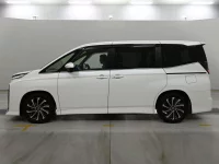Цена авто Toyota Voxy с аукционов Японии, номер кузова ZWR90W, пробег 24 000, оценка 1