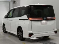 Цена авто Toyota Voxy с аукционов Японии, номер кузова ZWR90W, пробег 24 000, оценка 1