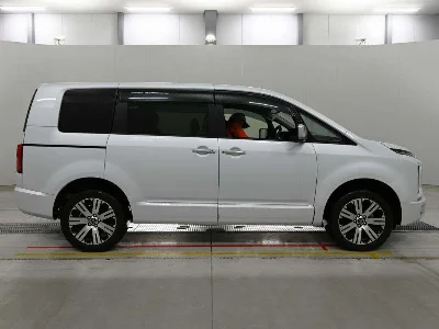 MITSUBISHI DELICA D5