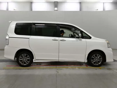 Статистика аукционов Toyota Voxy
